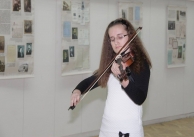 Цигуларката Мария Симеонова свири българския химн. Цигуларката Мария Симеонова свири българския химн.